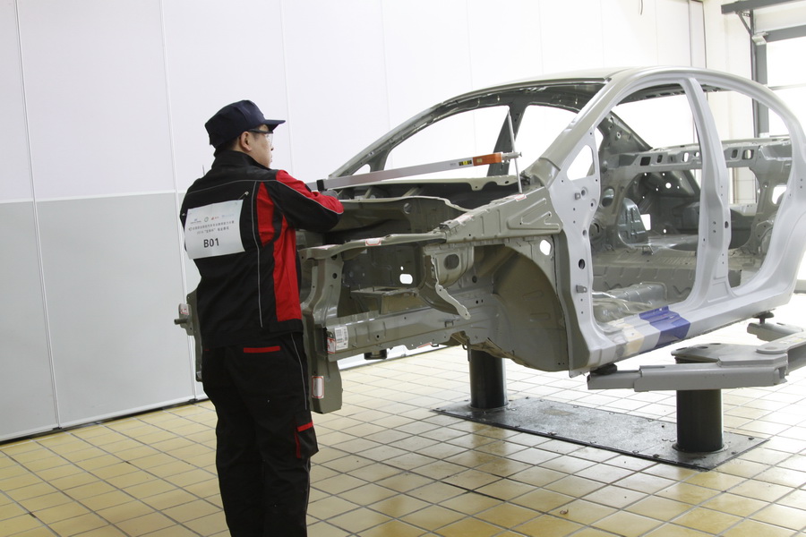 1482123952146824.jpg 參加決賽的選手在進行發(fā)動機艙結(jié)構測量.JPG